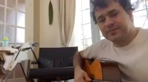 Doug Dantas playing guitar in a home session