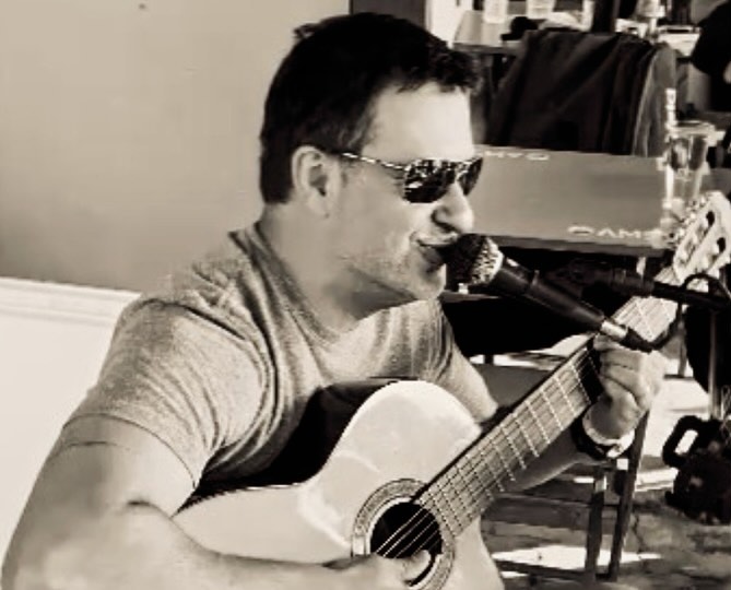 Doug Dantas playing classical guitar